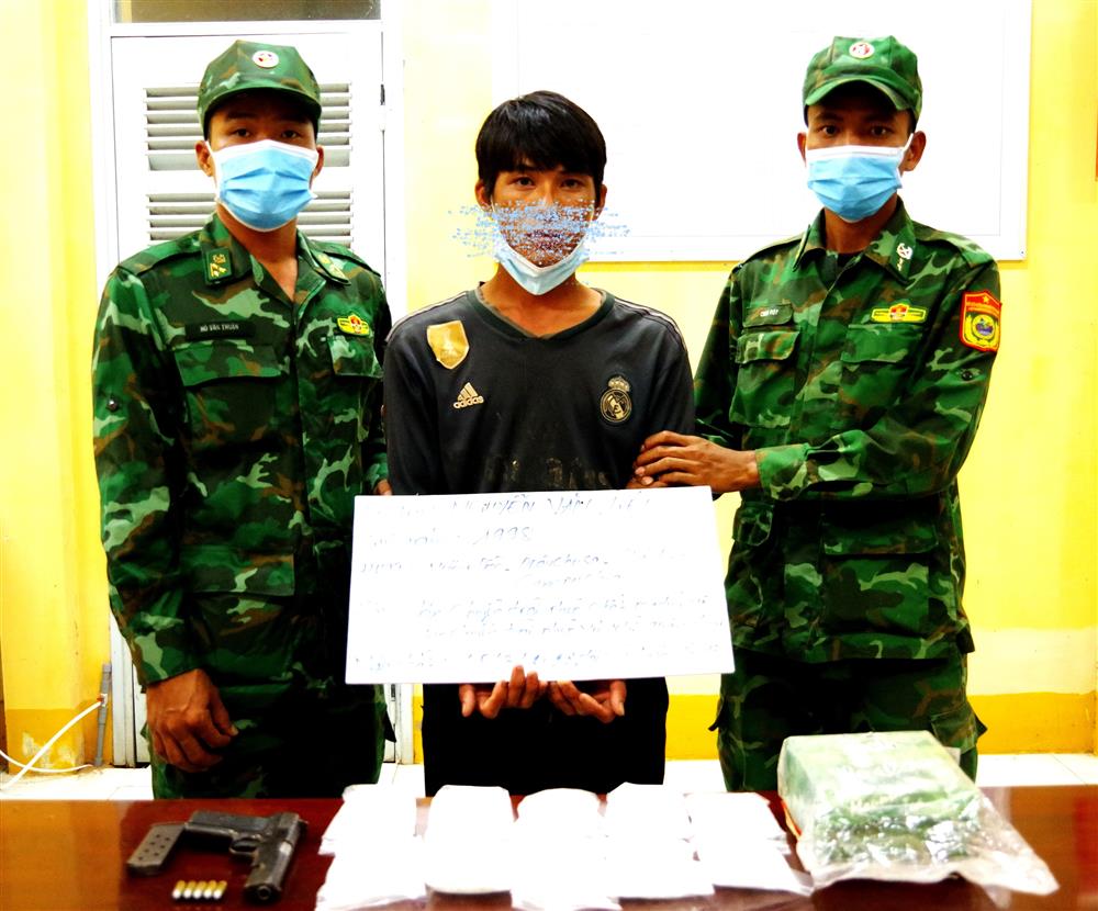 Toàn bộ tang vật và nghi phạm Nguyễn V. Liệt (giữa) bị bắt giữ.
